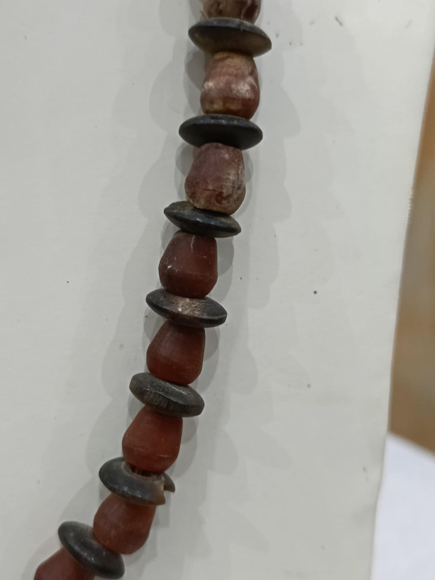 عقد قديم بحجر كهرمان طوله 24cm