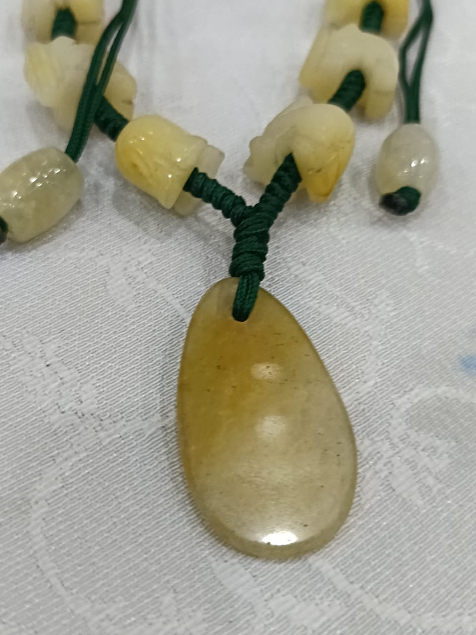 عقد بحجر الجاد
