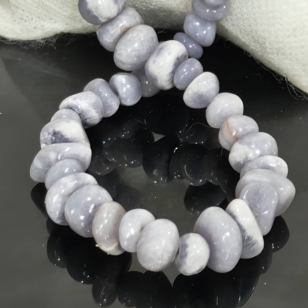 عقد تحفة صغير بحجر عقيق 
طول مغلق 12cm
Prix 5000