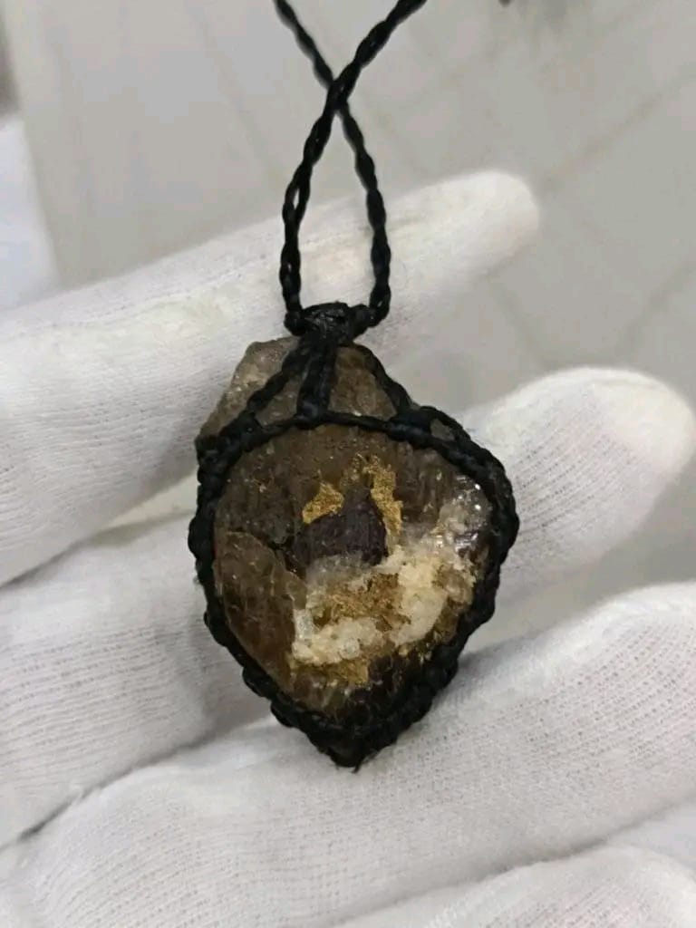 عقد بحجر كريم