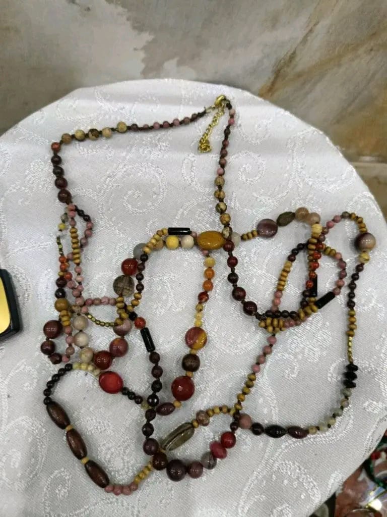 عقد طويل بأحجار