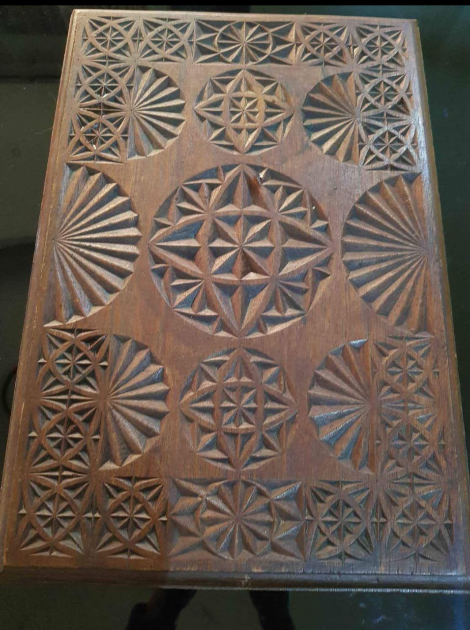 صندوق خشب أحمر منقوش طوله 32cm