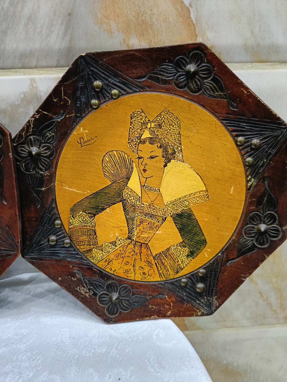 تحفة أصلية بإمضاء