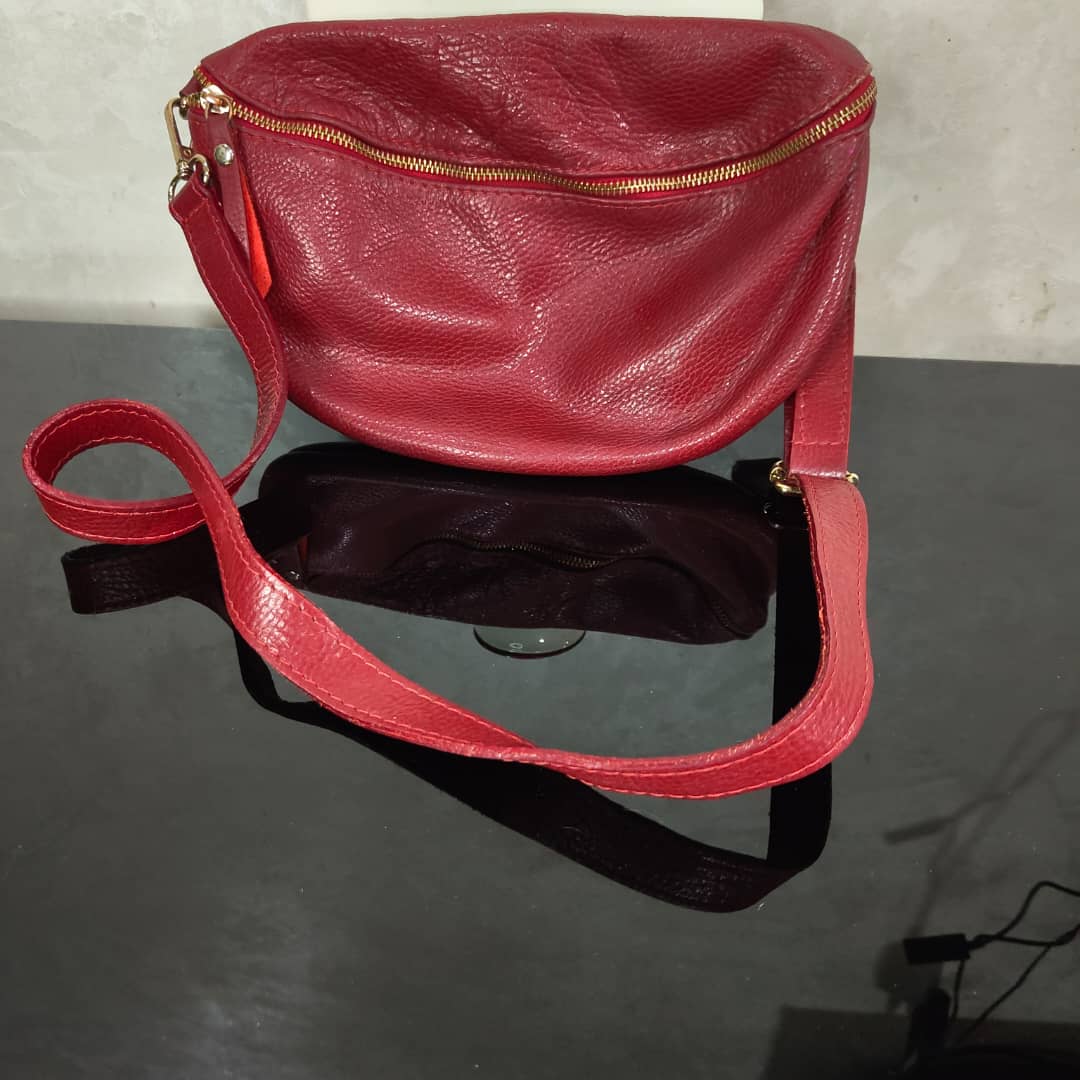 Sac genuine leather en cuir femme original 
30/20cm
Prix 12000