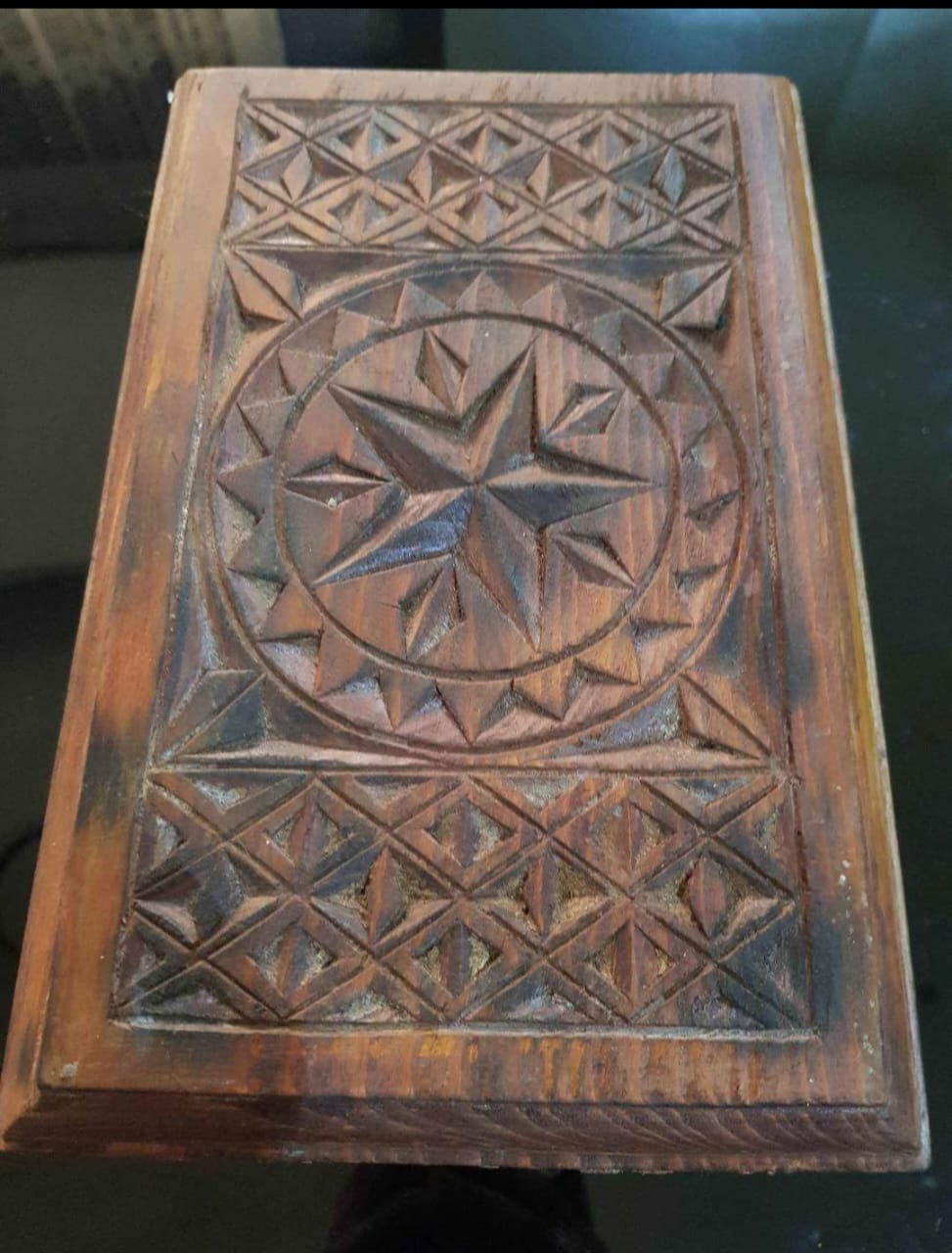 صندوق خشب أحمر منقوش طول 28cm