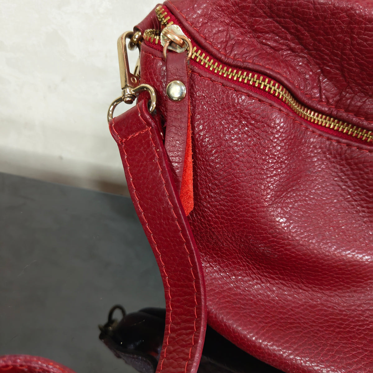 Sac genuine leather en cuir femme original 
30/20cm
Prix 12000