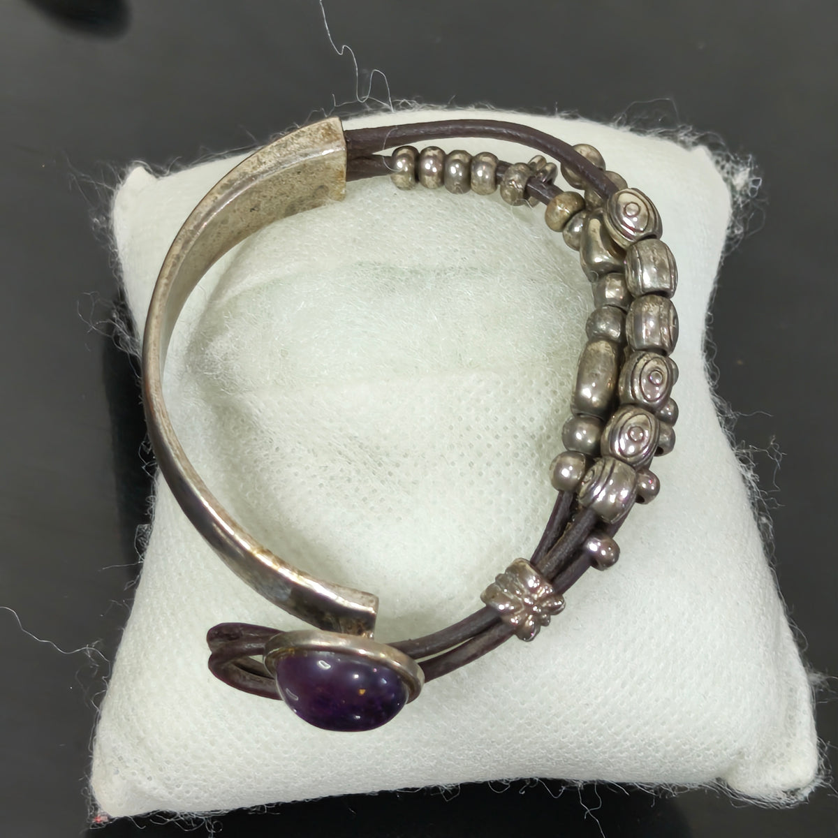 سوار تغليف فضة واحد حر بحجر أمتيست
طول 16cm
Prix 10000