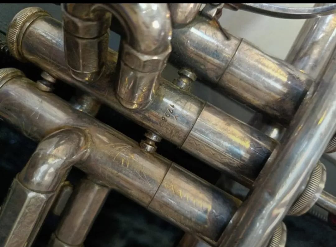 Ancien trompette en argent