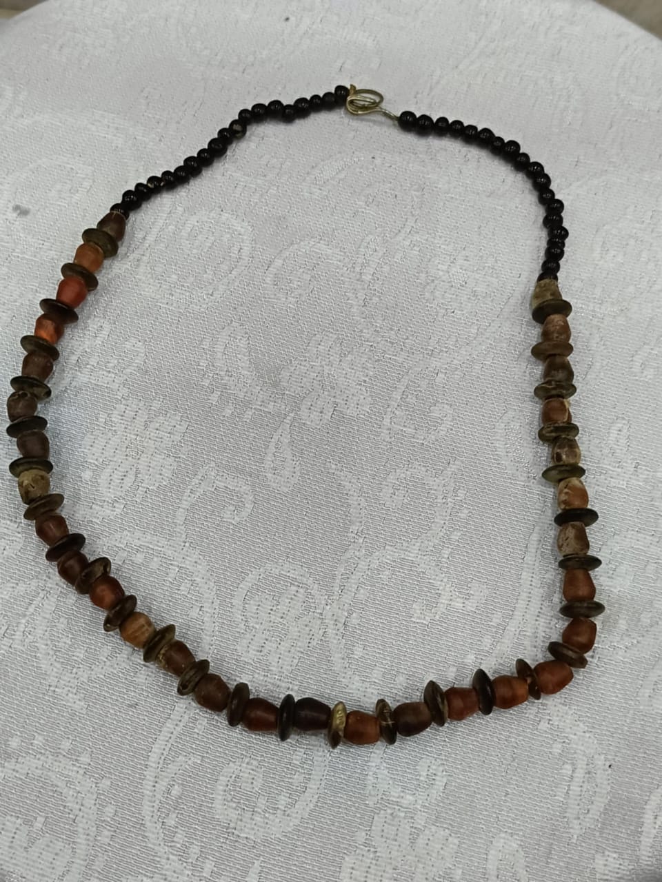 عقد قديم بحجر كهرمان طوله 24cm
