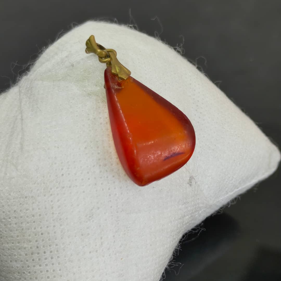 قلادة عتيقة بحجر كهرمان عطر 
طول 4cm