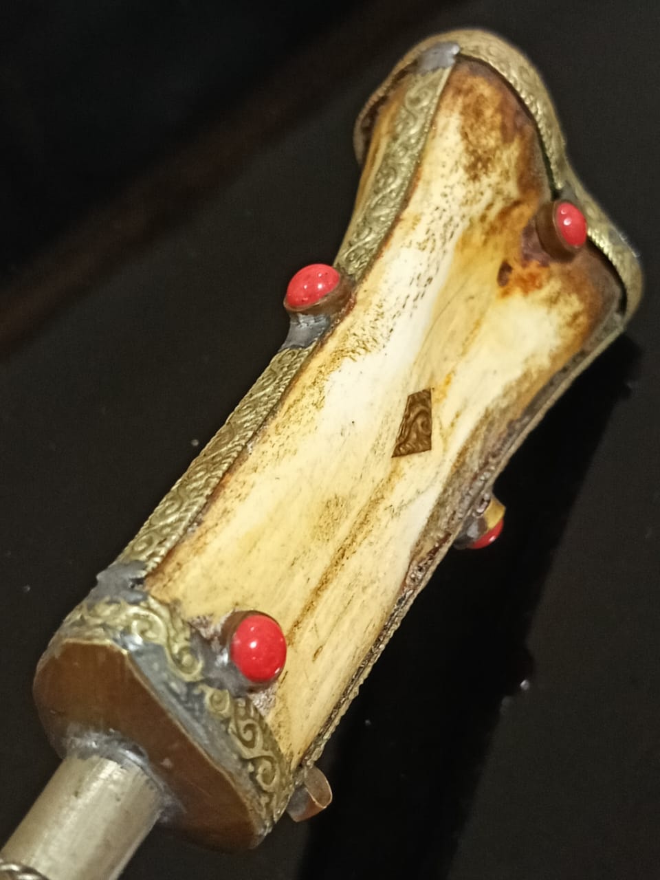 قارورة من عااج ومرجان طولها 20cm