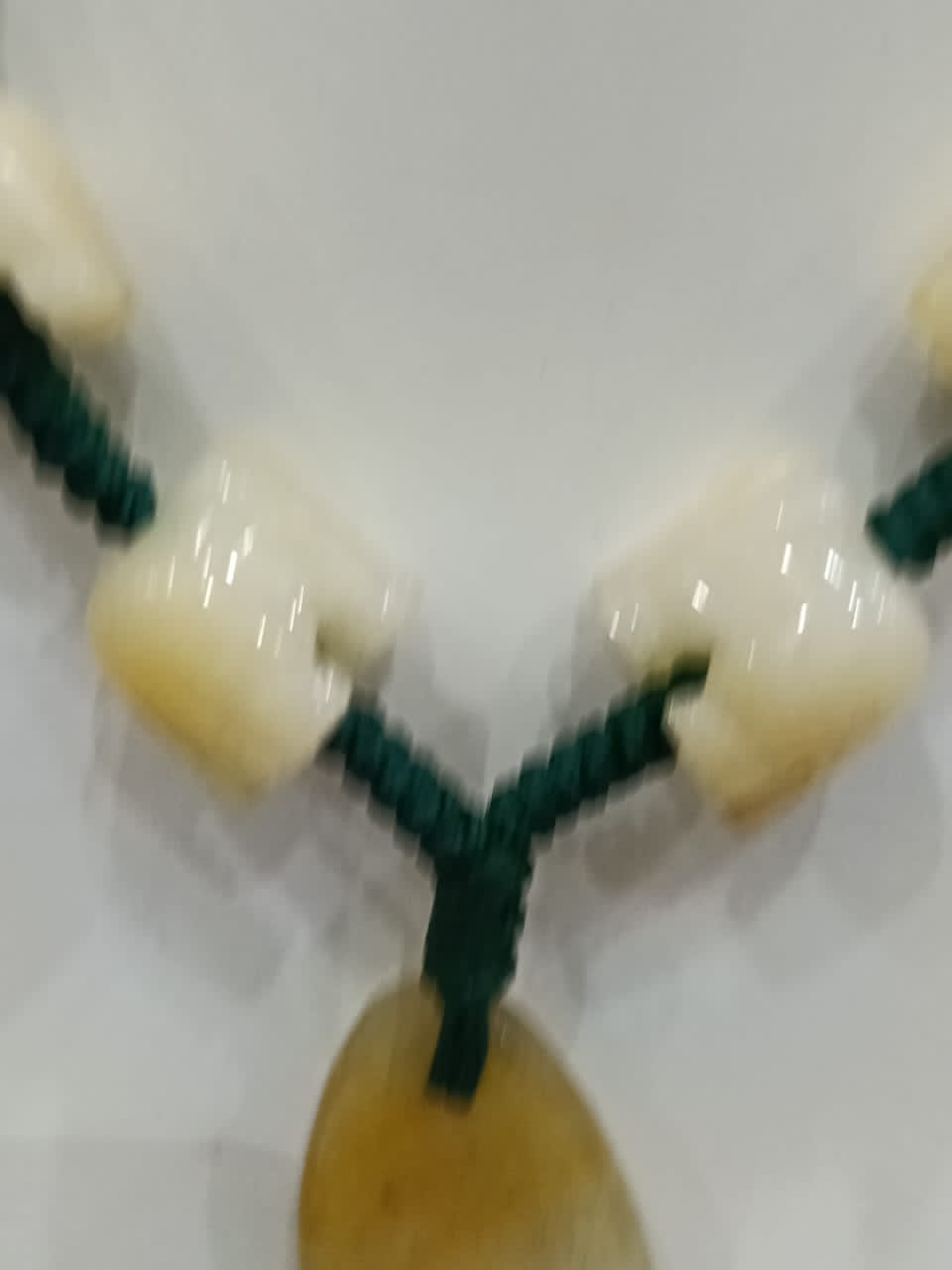 عقد بحجر الجاد