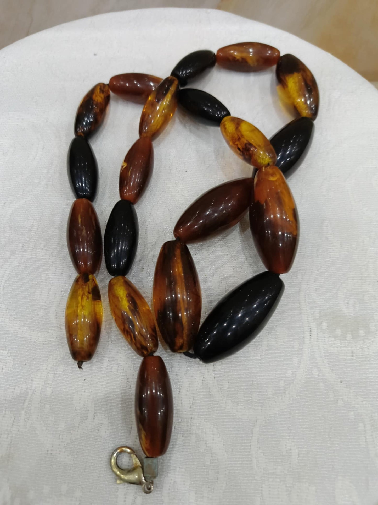 عقد كهرمان بحاجة إلى تصليح طوله 30