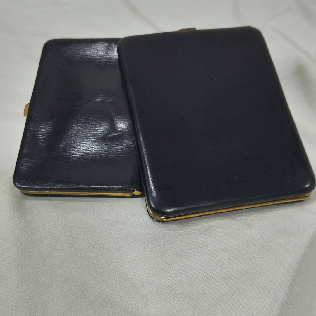 Pochette en cuir original 
12/9cm
10/7cm
Prix 5000