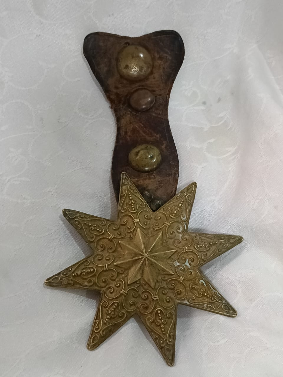 نجمة من برونز وجلد للديكور