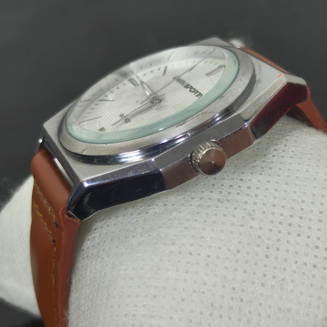 Montre bwn sport Quartz original ثمنمية ألف 
40mm
Prix 8000