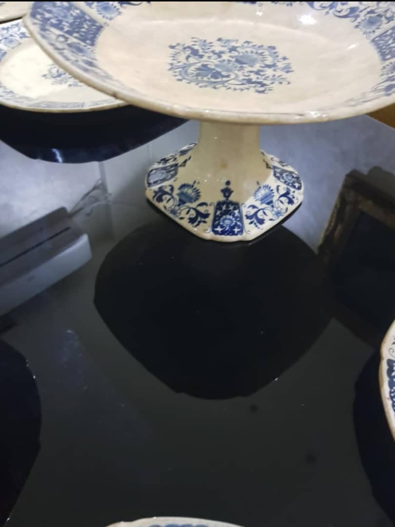 Ancien service porcelaine signé