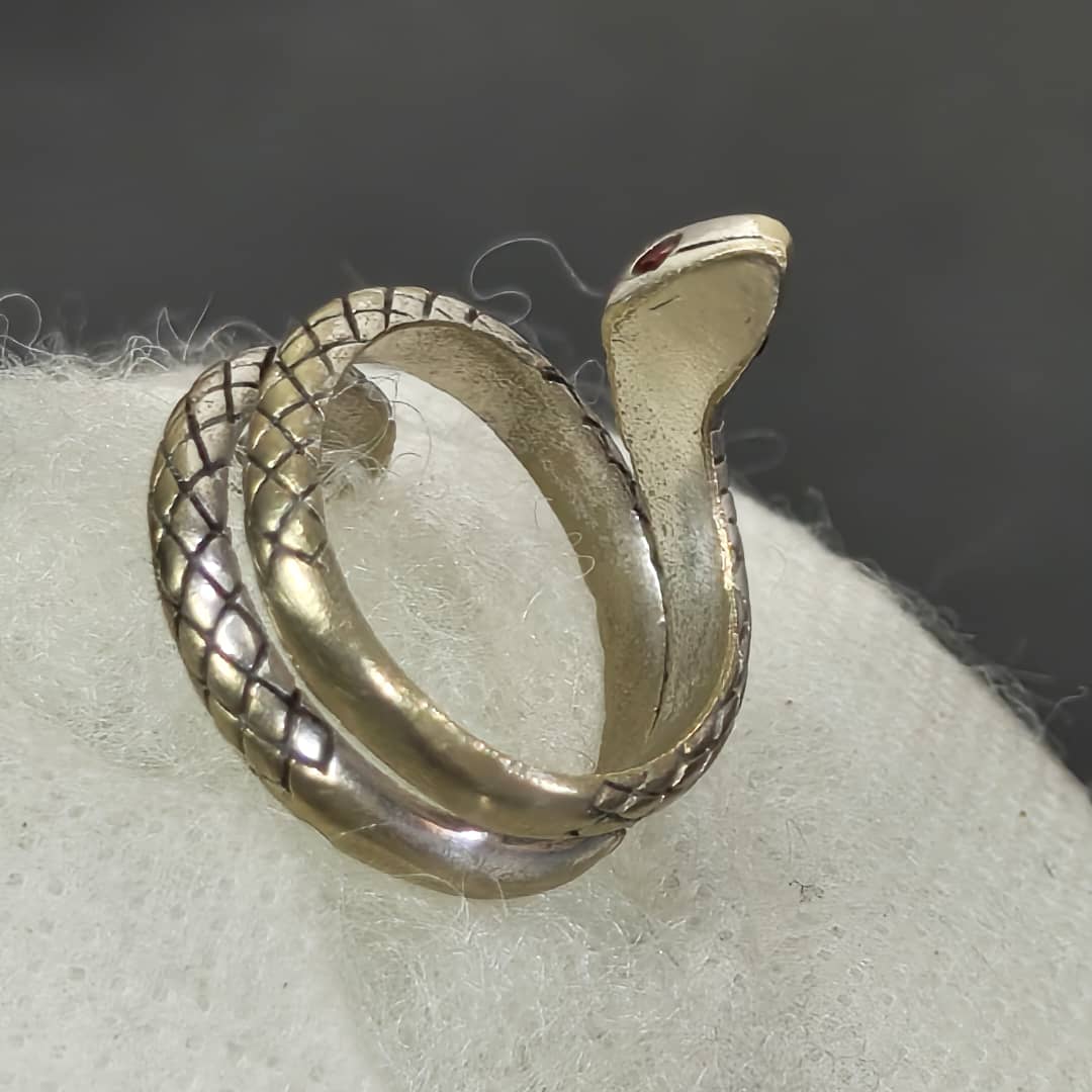 خاتم ثعبان فضة نسائي بحجر ياقوت 
سعر 12000