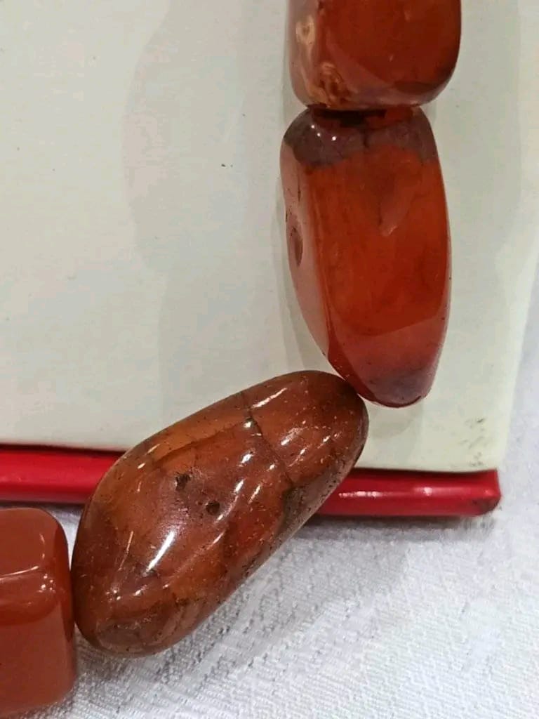 عقد بحجر عقيق كبدي