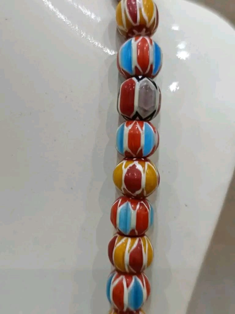 عقد بحجر طبيعي