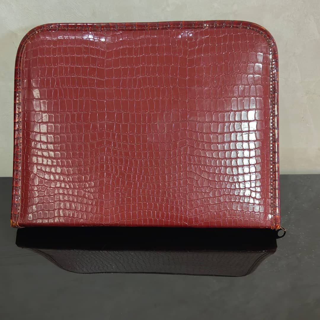 Classeurs en cuir original 
28/22cm
Prix 6000