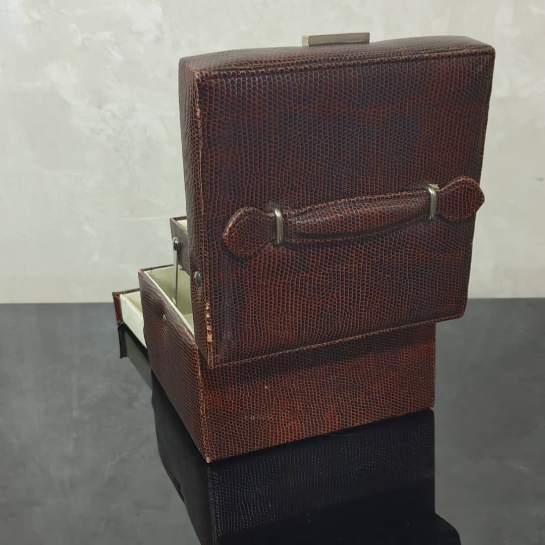 Boite bijoux L'Oréal Paris en cuir original 
16/10cm
Prix 8000