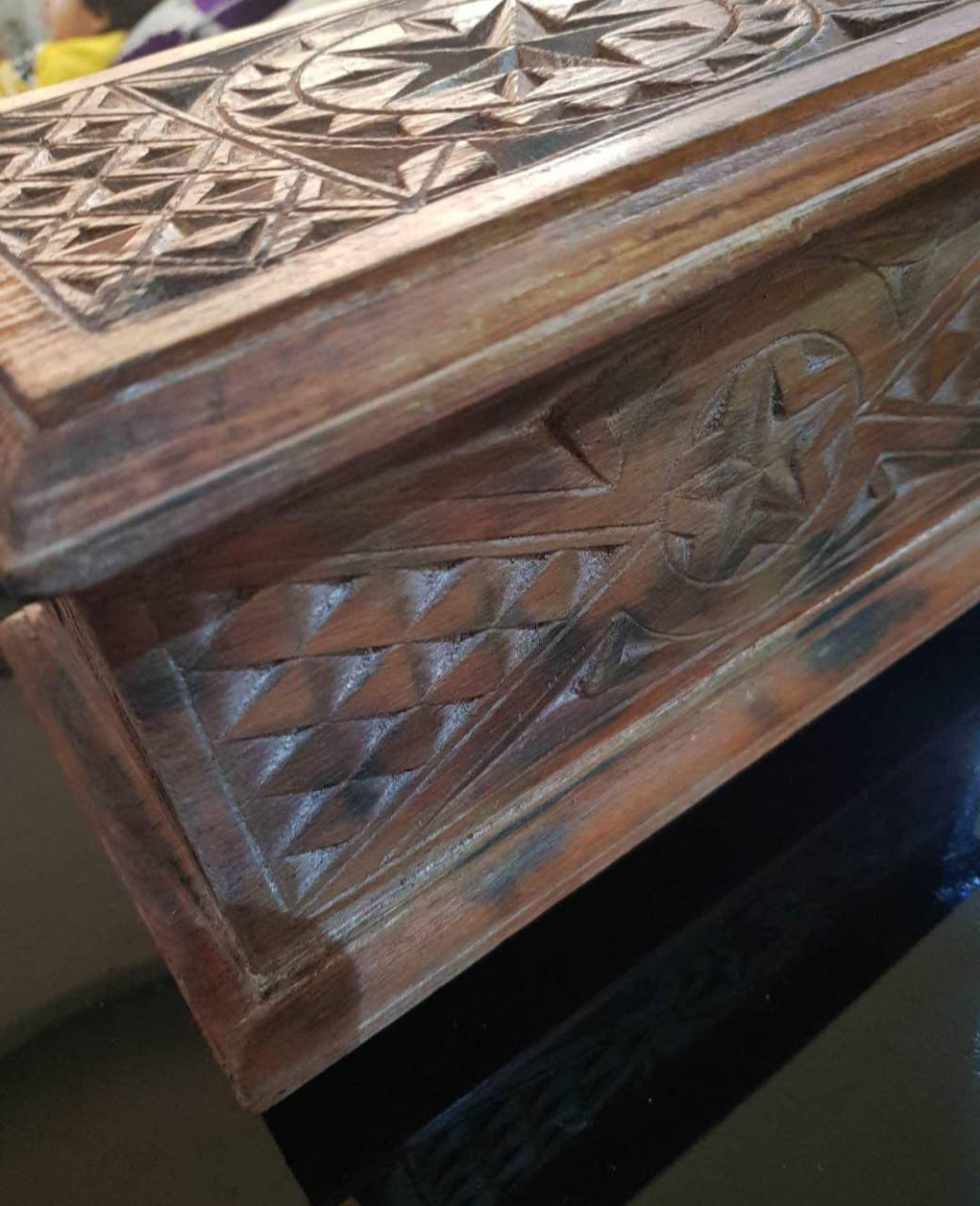صندوق خشب أحمر منقوش طول 28cm