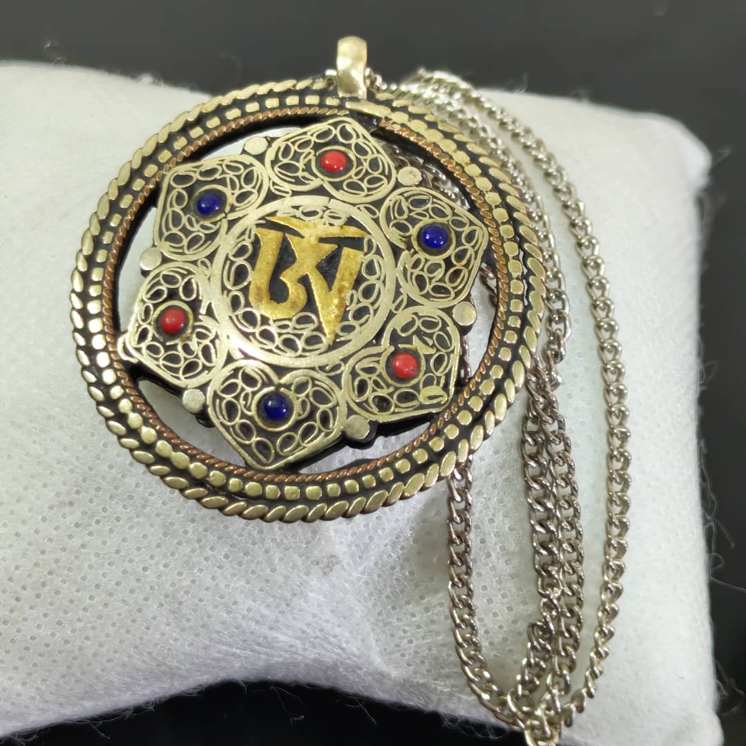 سلسلة معدن وقلادة نحاس مرصعة بالمرجان وفيروز
طول مغلق 27cm
قطر قلادة 4cm