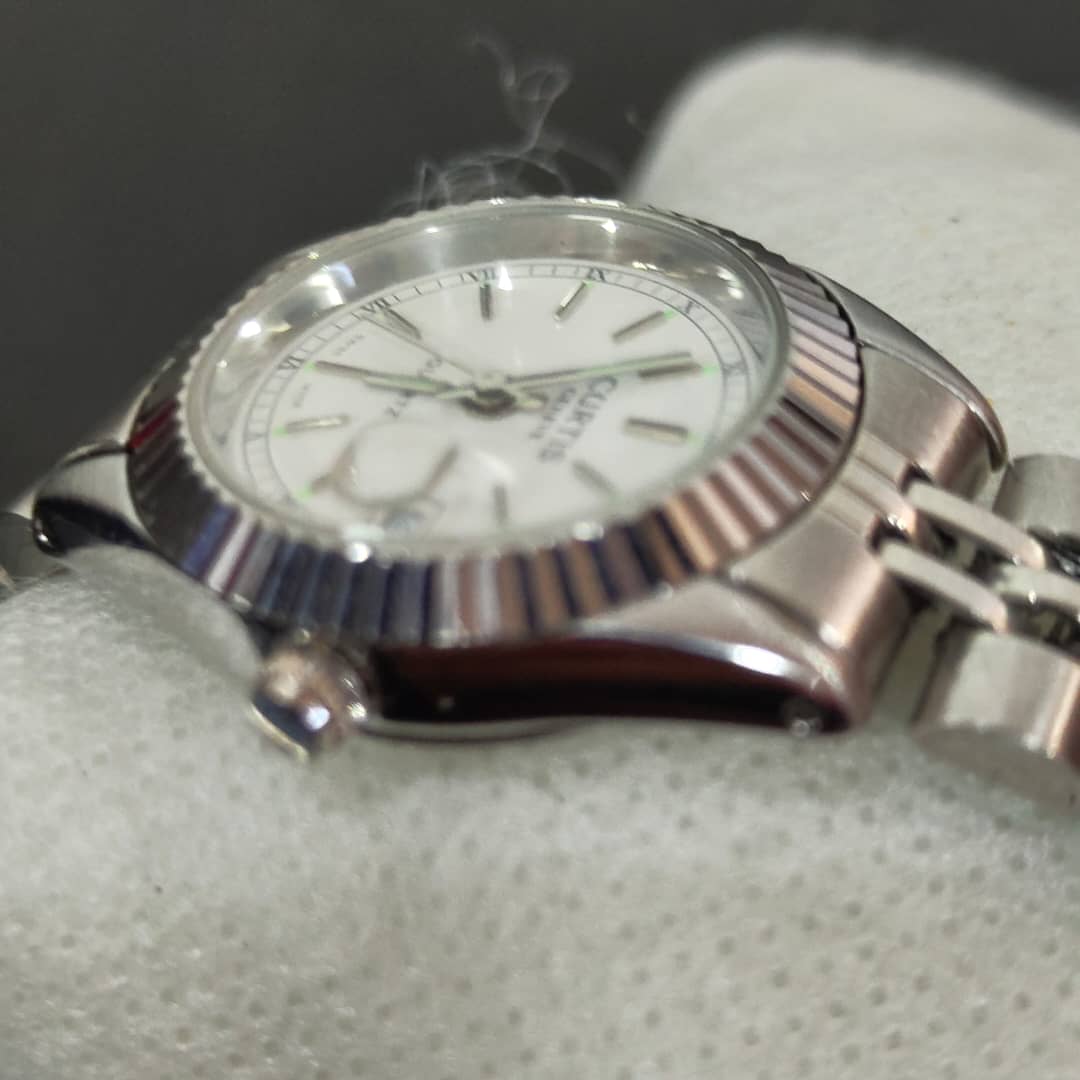 Montre curtis Genève quartz femme/ثمنمية ألف
سعر 8000