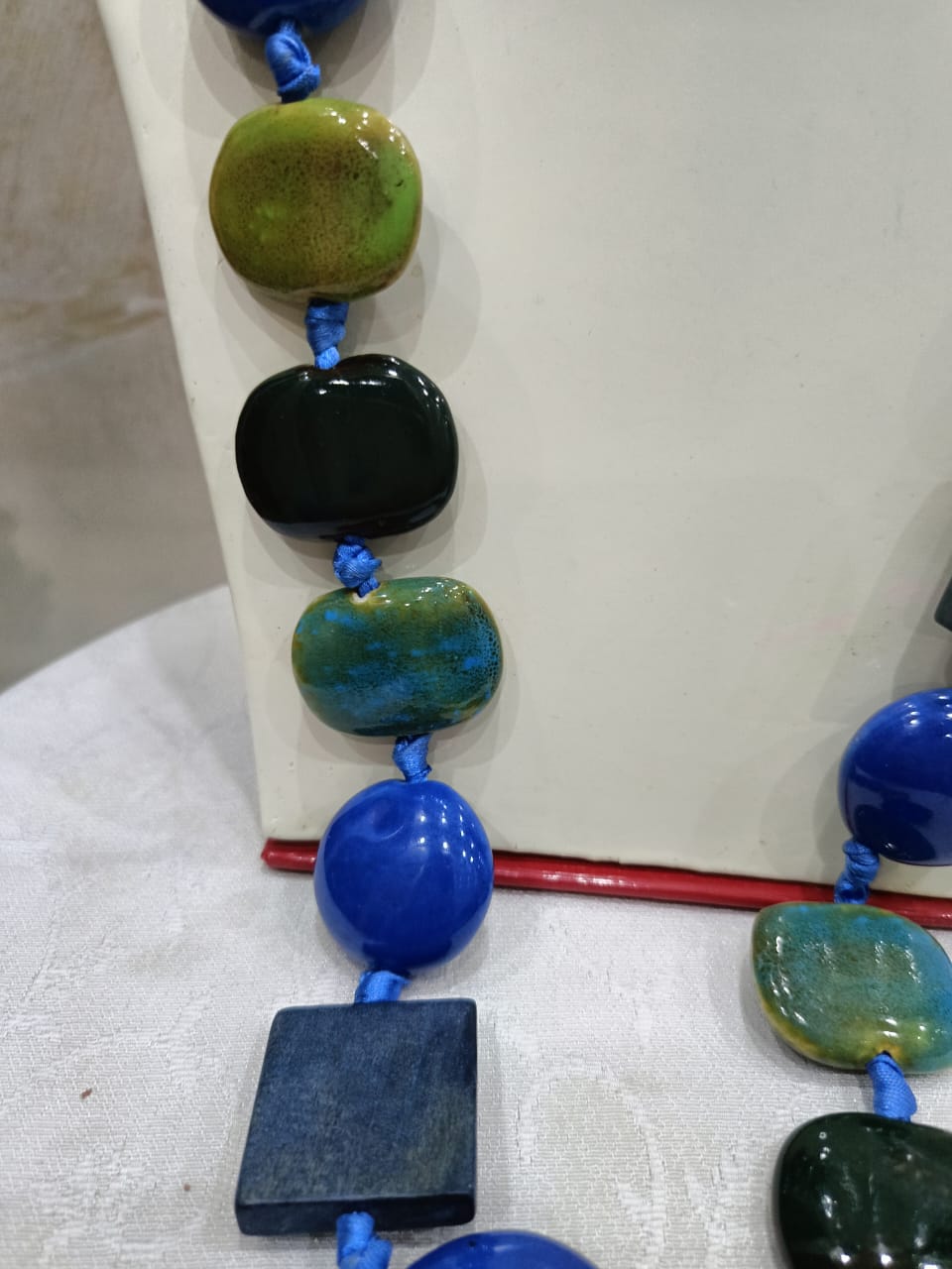 عقد بأحجار