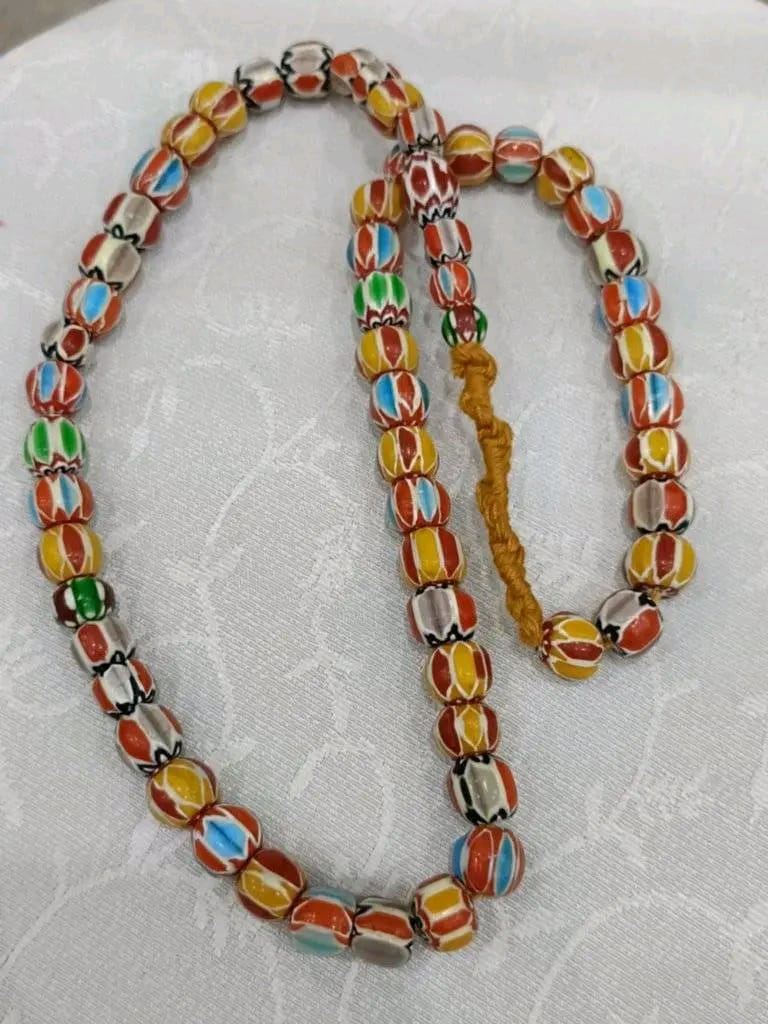 عقد بحجر طبيعي