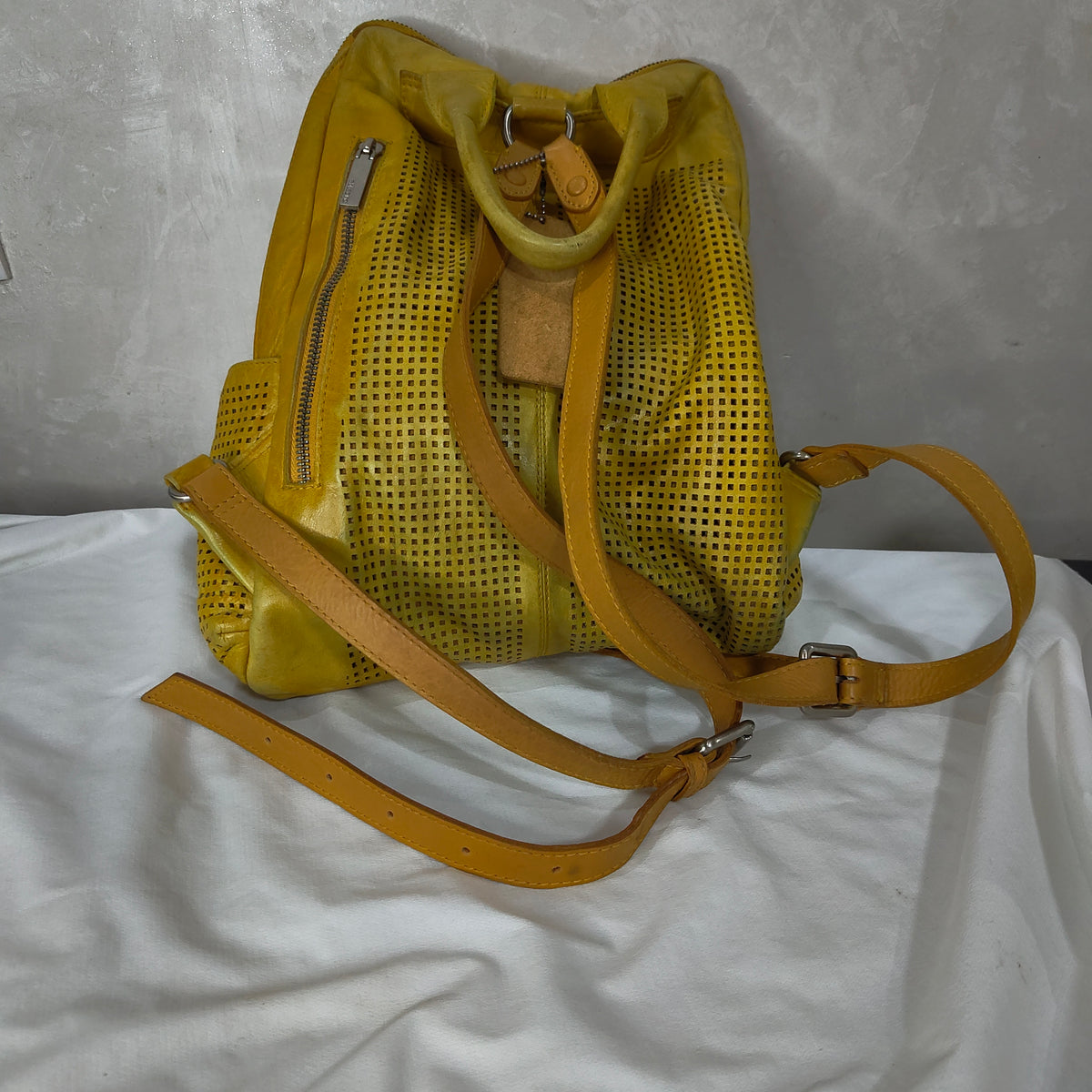 Sac audeu en cuir femme original 
40/30cm
Prix 12000