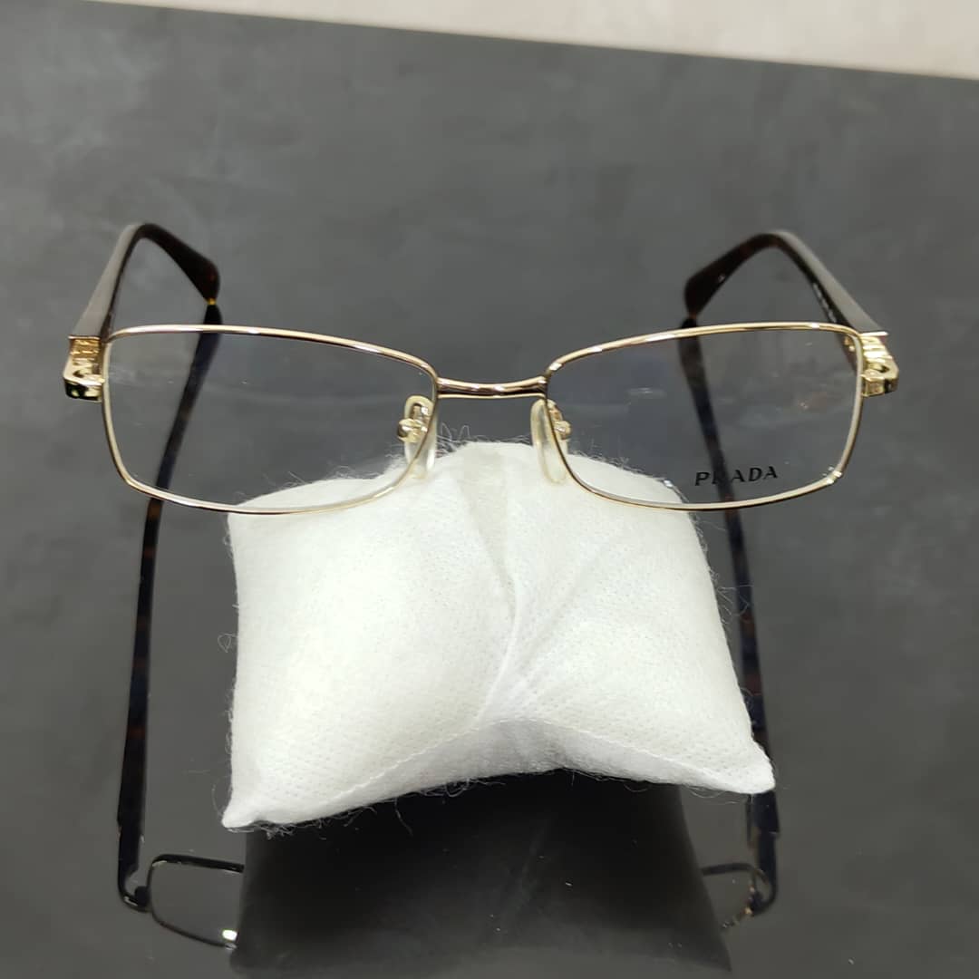 Lunette prada original 
52/17
Prix 15000