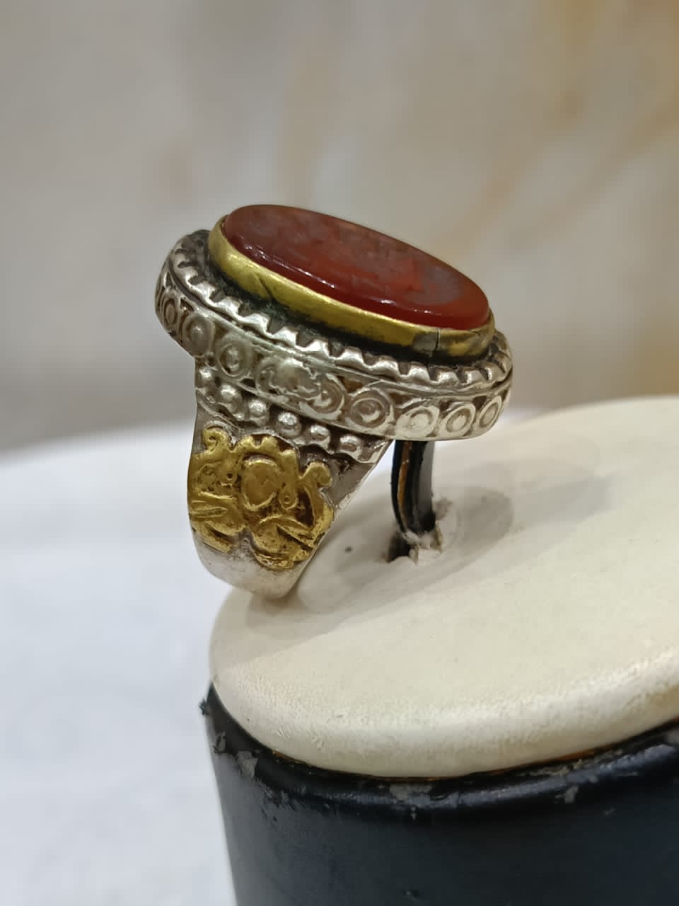 خاتم فضة بحجر عقيق منقوش
