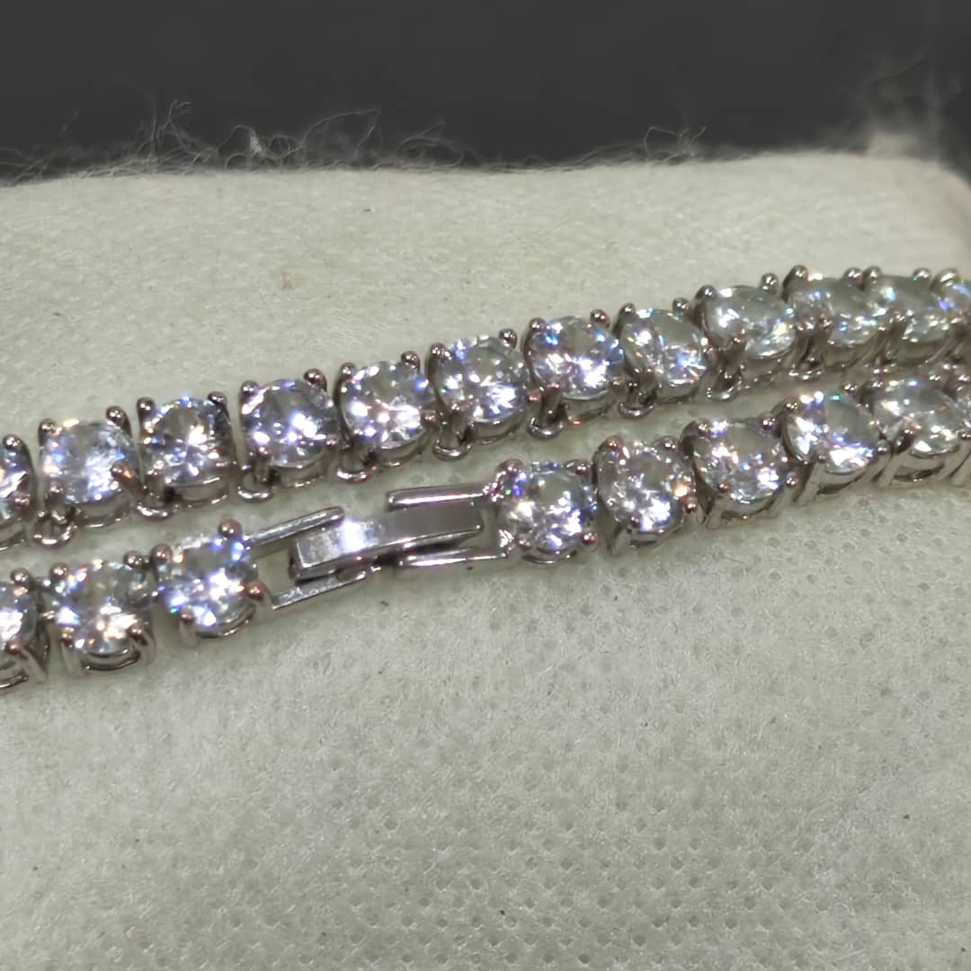 سلسلة بلاكي أبيض مرصعة بالأحجار 
طول مغلق 18cm
Prix 5500