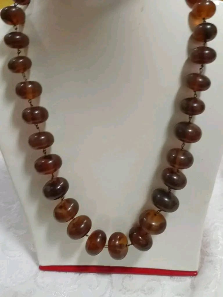 عقد قديم بحجر كهرمان