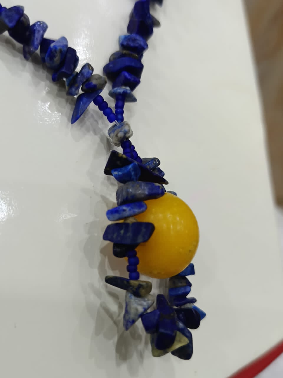 عقد قديم بحجر لازورد وحجر كهرمان أصفر.