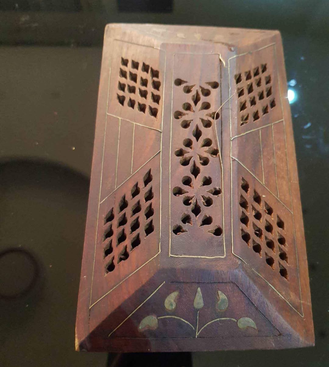 صندوق خشب أحمر منقوش طول 20cm