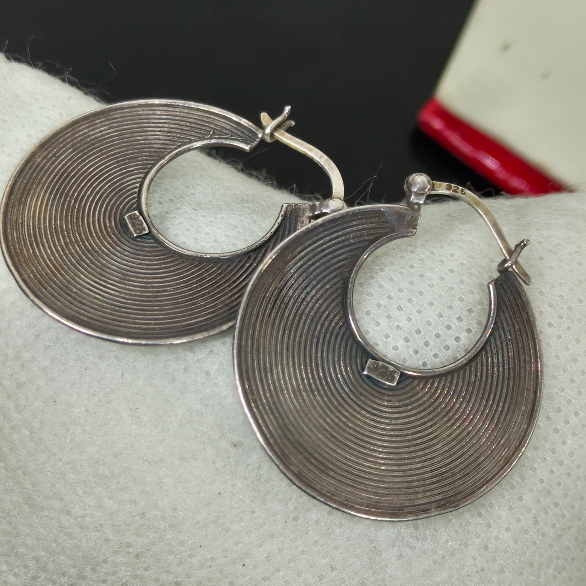 سلسلة وأقراط فضة فرنسية تحفة
طول سلسلة مغلق 20cm
قياس أقراط 3,5cm