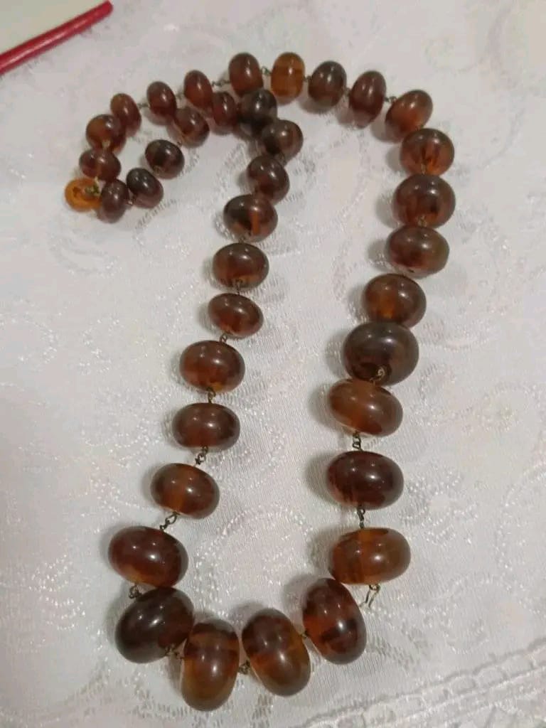 عقد قديم بحجر كهرمان