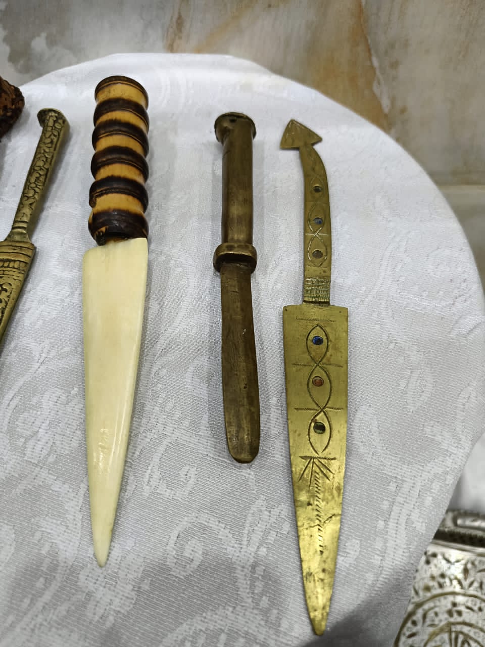 أدوات فتح الأظرفة هو