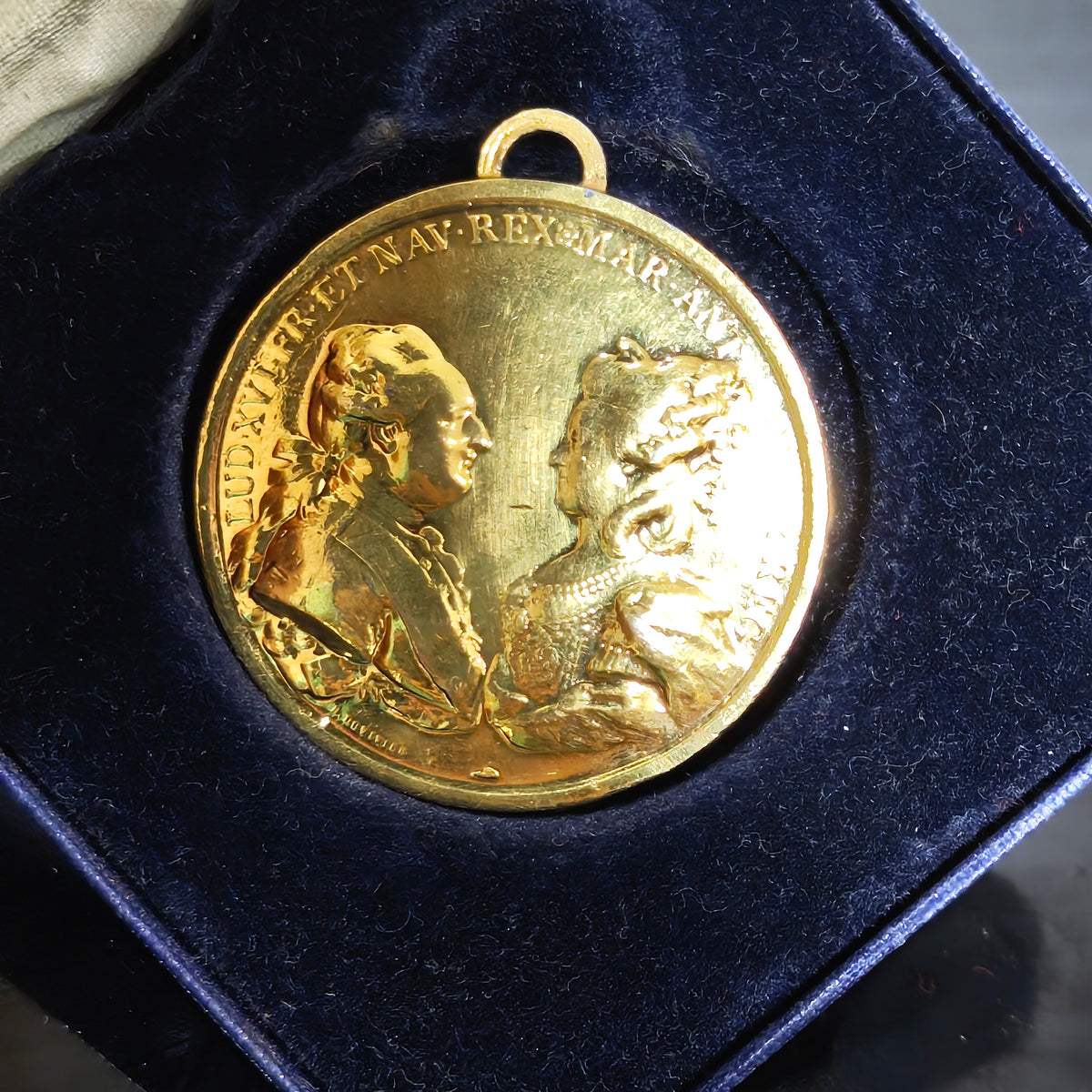 Ancien médaille en plaqué or 
قطر 3,5cm