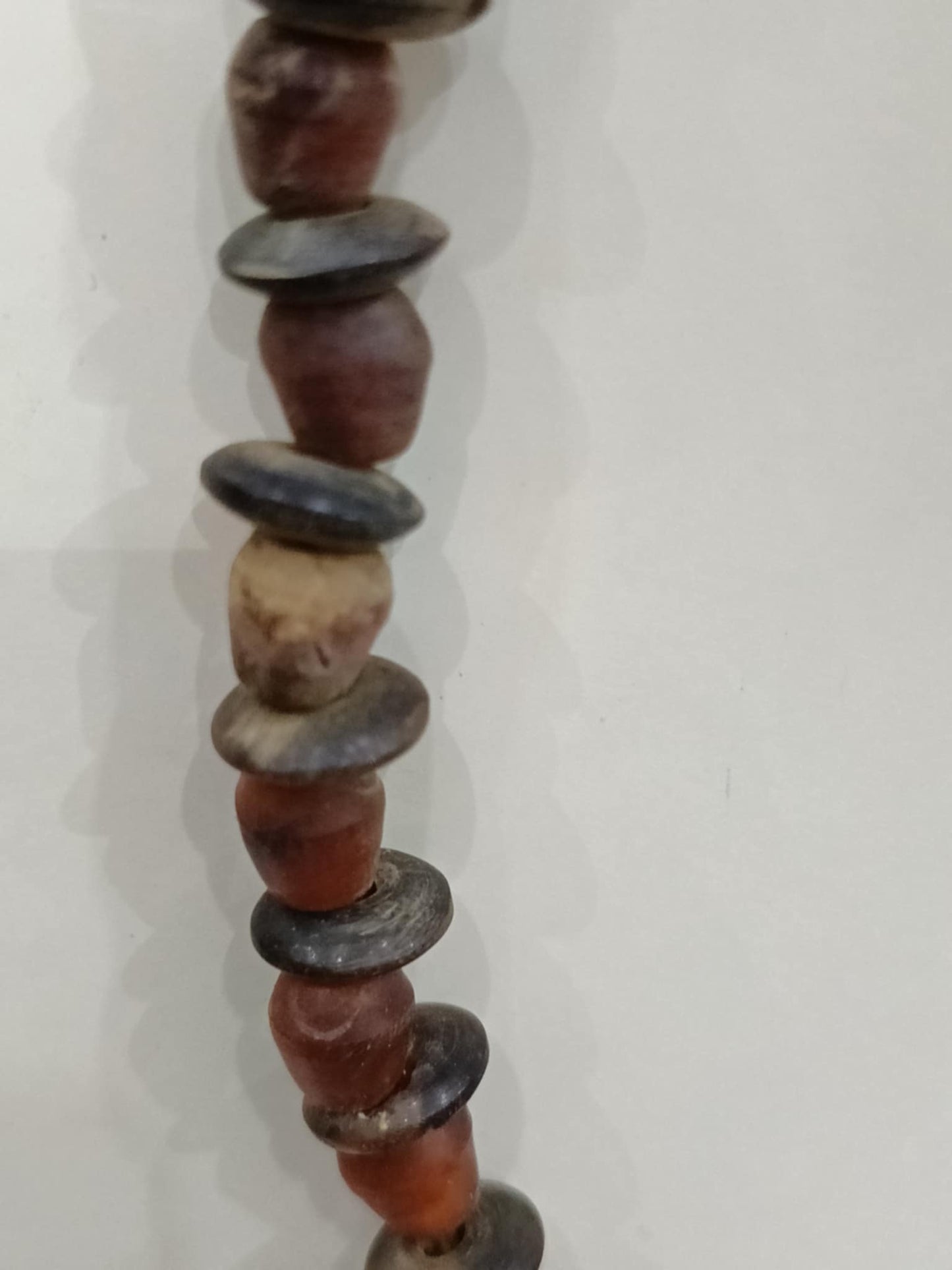 عقد قديم بحجر كهرمان طوله 24cm