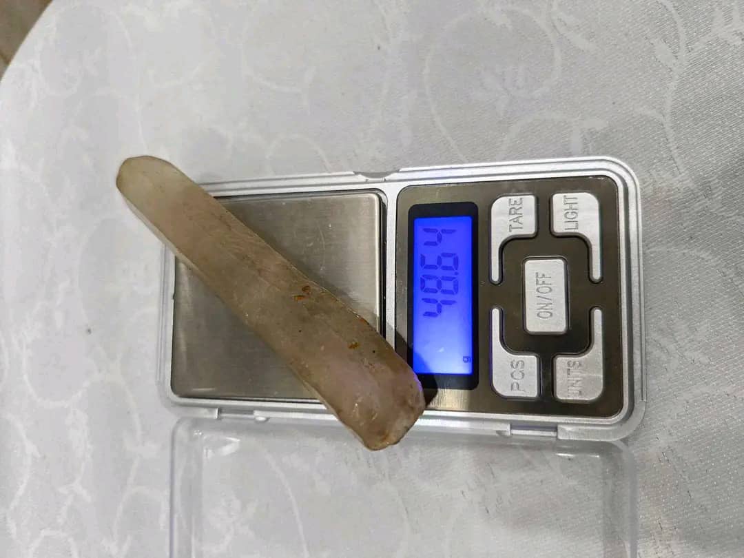 حجر طبيعي طوله 10cm