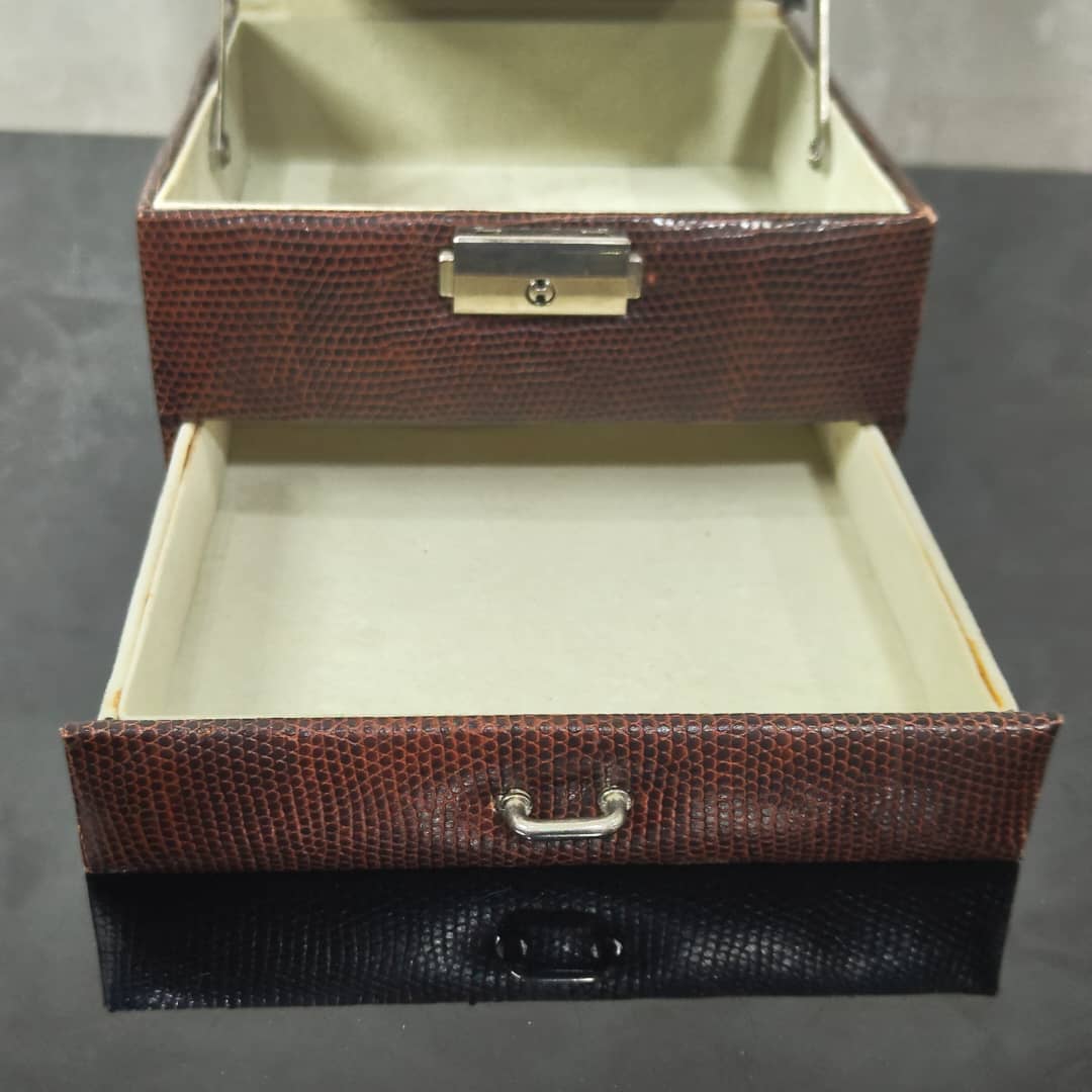 Boite bijoux L'Oréal Paris en cuir original 
16/10cm
Prix 8000