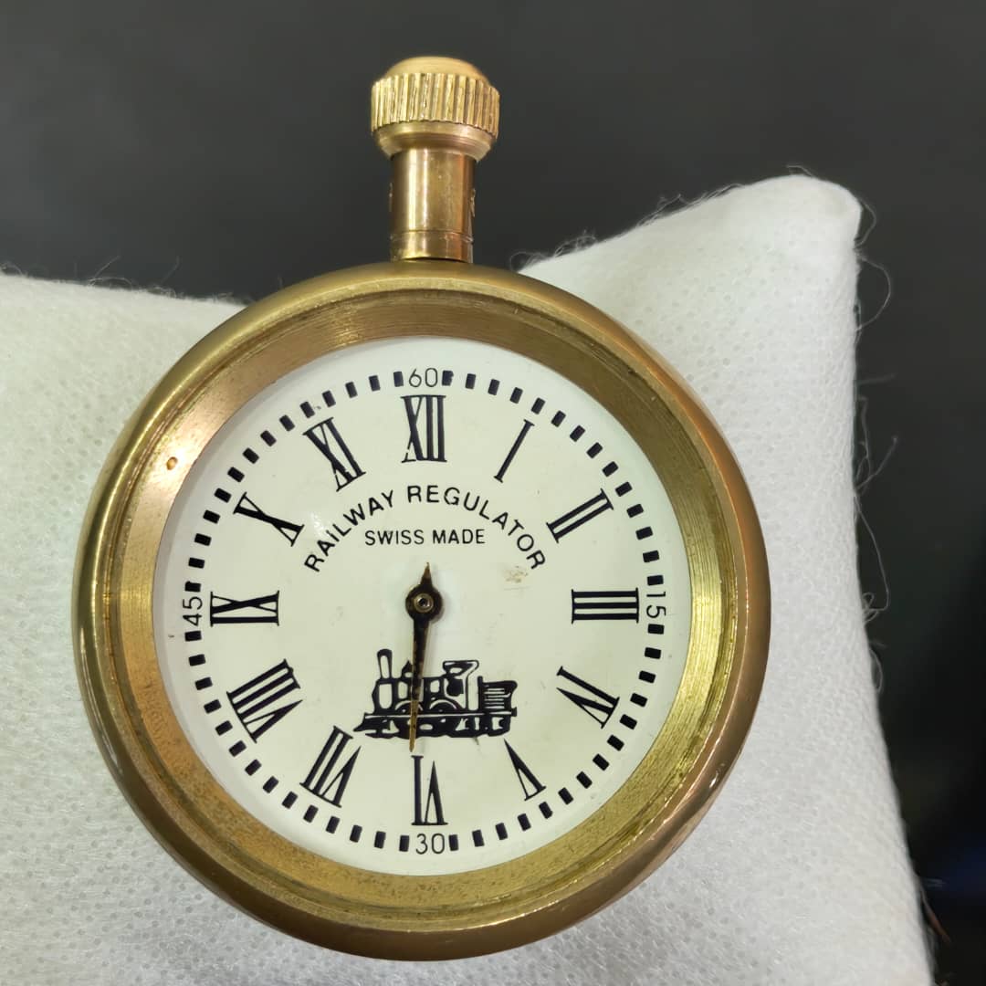 ساعة من برونز تعمل بحاجة إلى غطاء وزجاج
قطر 5cm