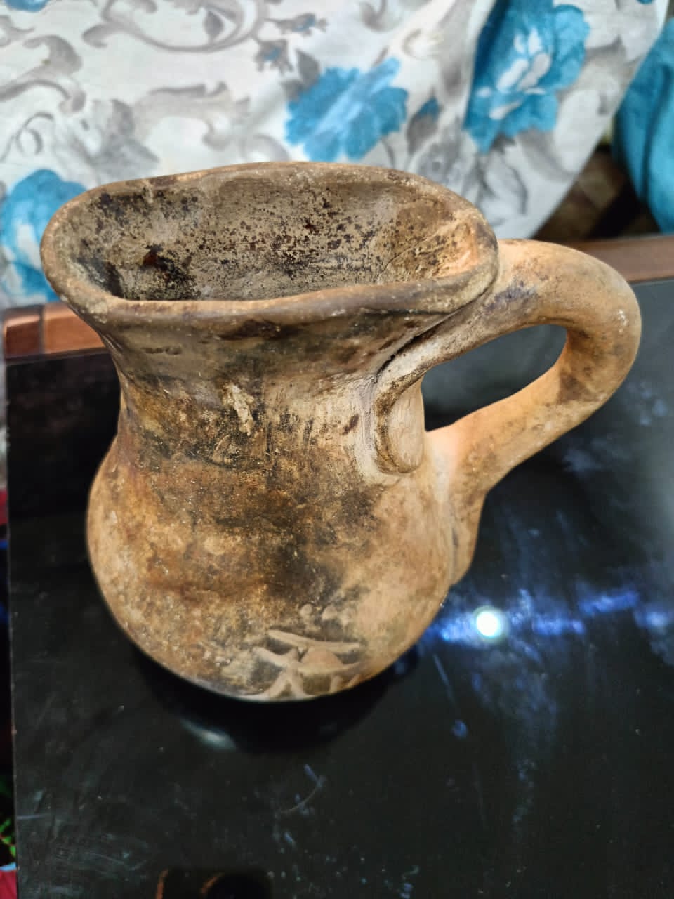 أنية صينية قديمة من صلصال.
20cm/14cm