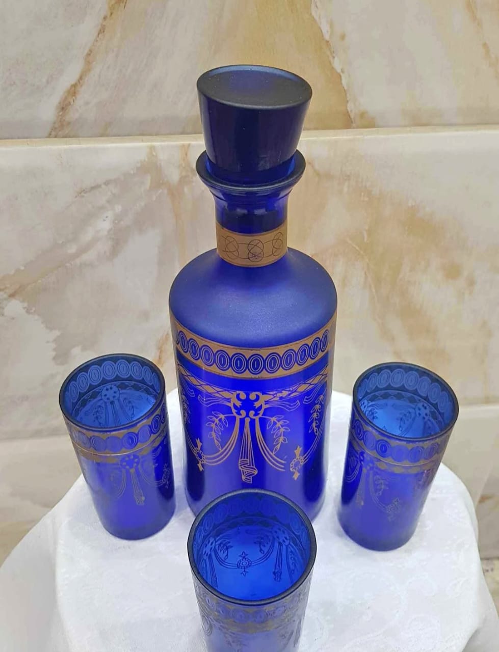تحفة ستيل لويس من زجاج أزرق.         طولها 26cm