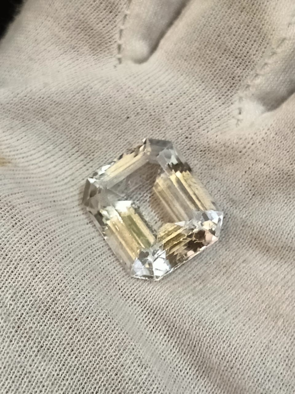حجر توباز شفاف