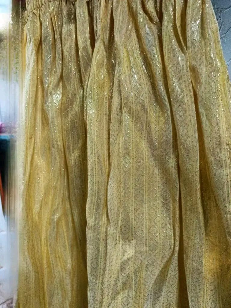 منسوج قديم في حالة جيدة طوله 140cm